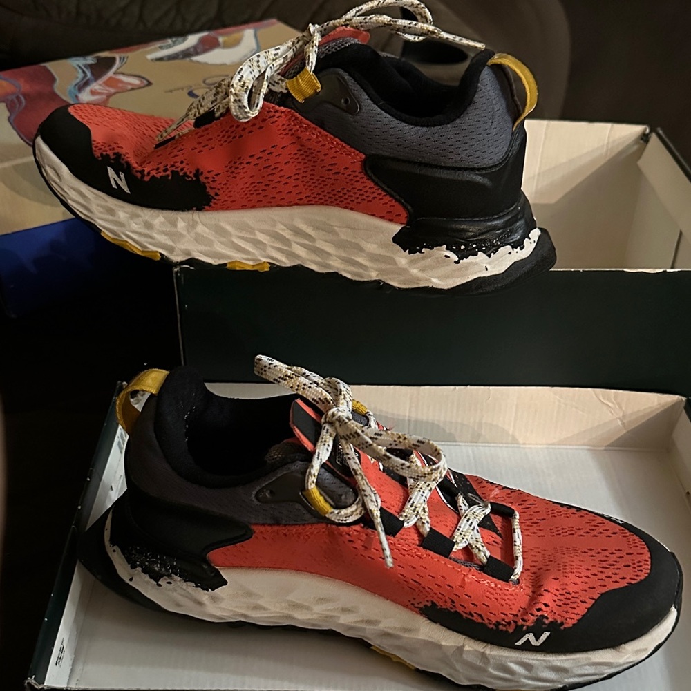 New Balance Women's Fresh Foam Hierro V5 Trail Running Shoe, Toro Red/Black, 6.5 - Picture 4 of 6